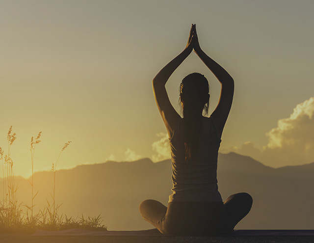 Yoga in montagna al sorgere del sole