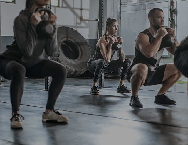 Sessione di CrossFit con kettlebell in palestra 